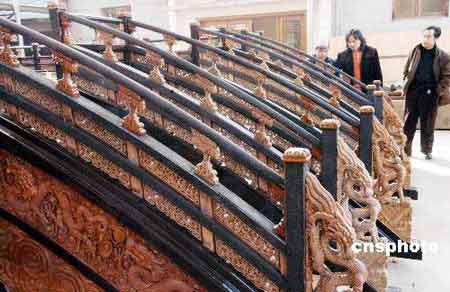 组图：故宫博物院专家验收蟠龙宝座复制品