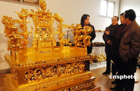 组图：故宫博物院专家验收蟠龙宝座复制品