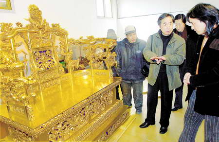 组图：故宫博物院专家验收蟠龙宝座复制品