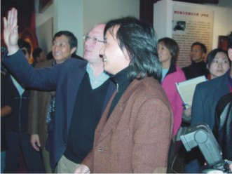 美国世界文化遗产基金会和北京故宫博物馆专家组在工艺精品馆参观黄小明作品