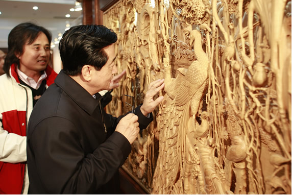 浙江省委书记赵洪祝仔细观摩黄小明作品