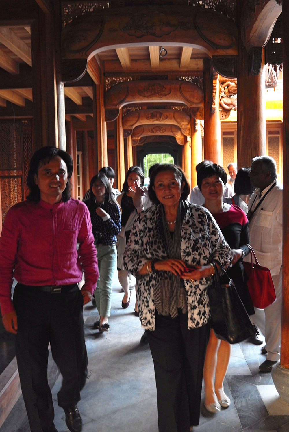 世界木雕之都考评组走进黄小明木雕