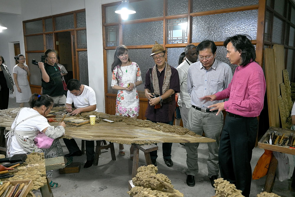 世界木雕之都考评组走进黄小明木雕