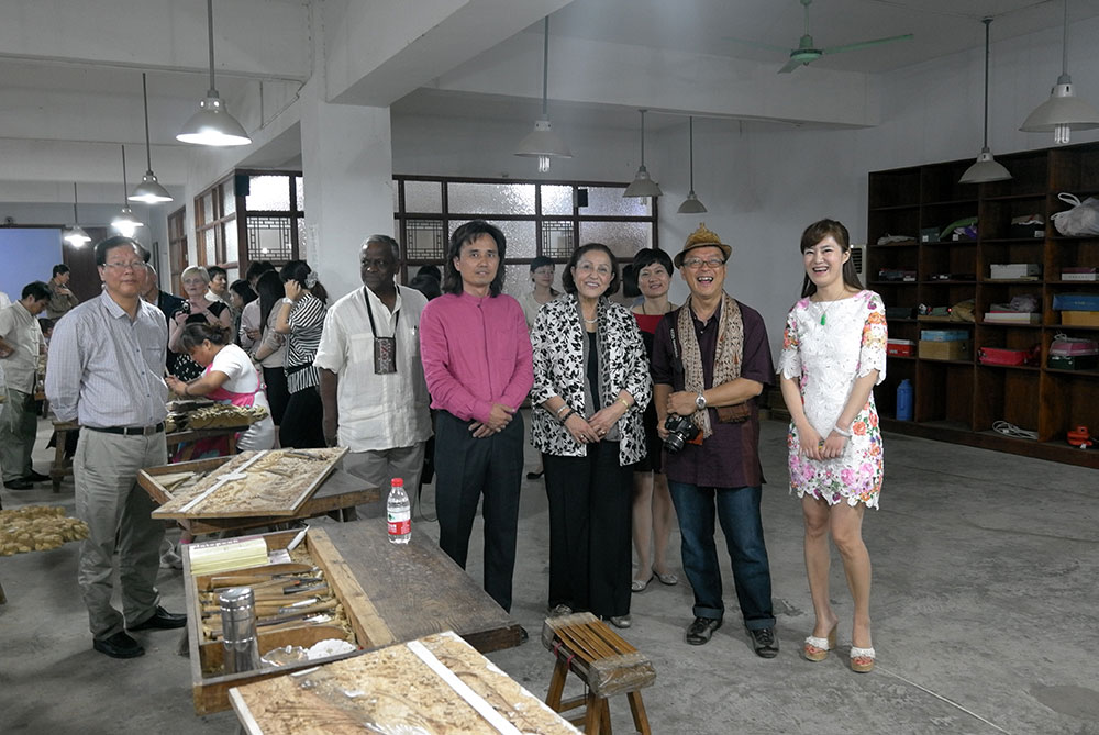 世界木雕之都考评组走进黄小明木雕