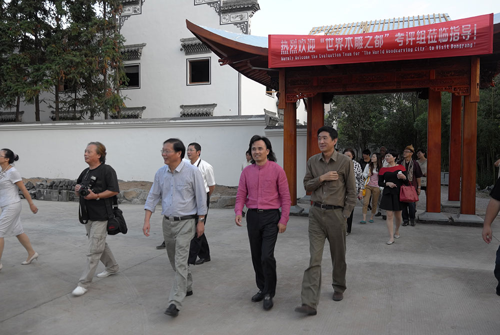 世界木雕之都考评组走进黄小明木雕