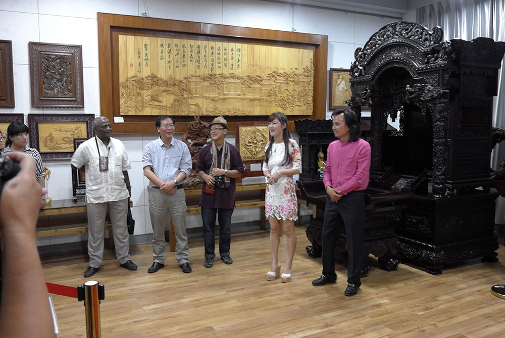 世界木雕之都考评组走进黄小明木雕