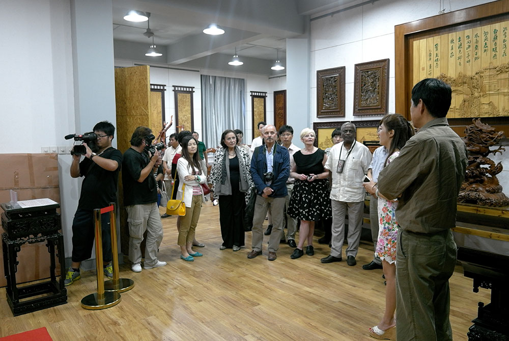 世界木雕之都考评组走进黄小明木雕