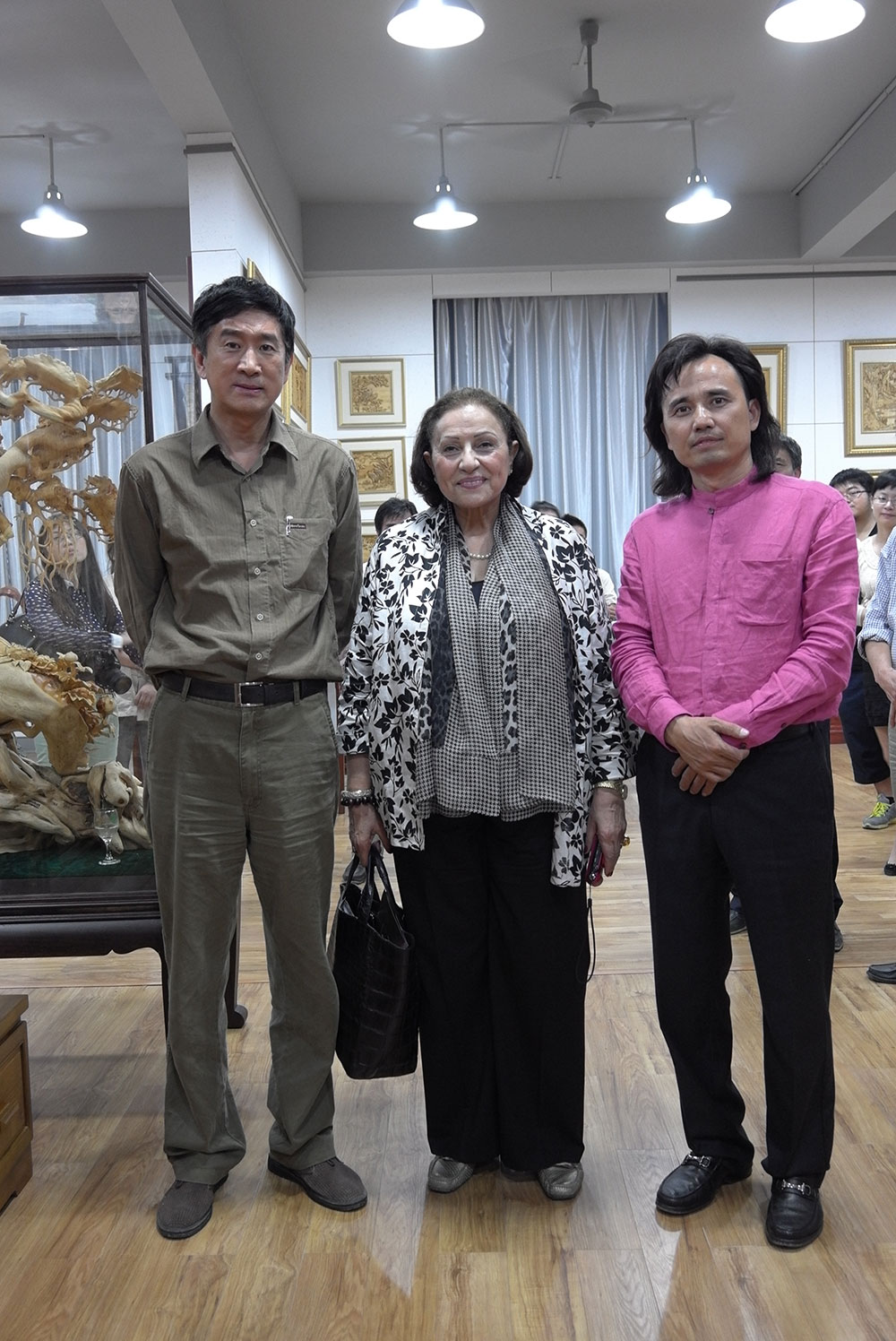 世界木雕之都考评组走进黄小明木雕