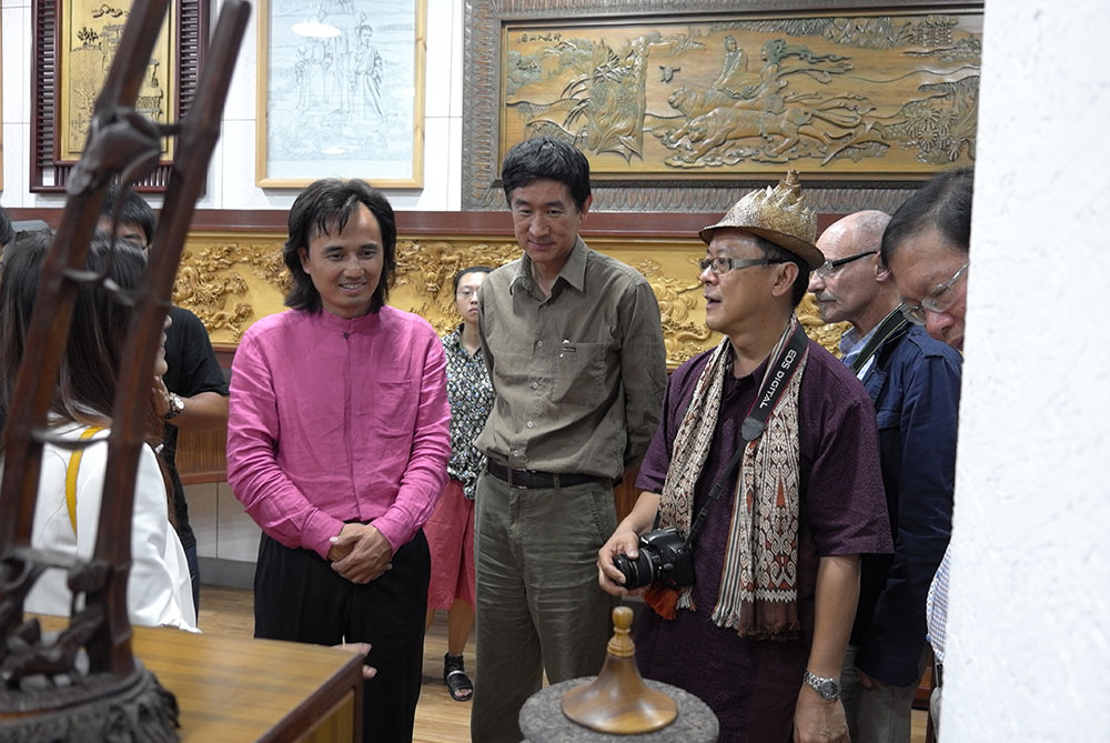 世界木雕之都考评组走进黄小明木雕