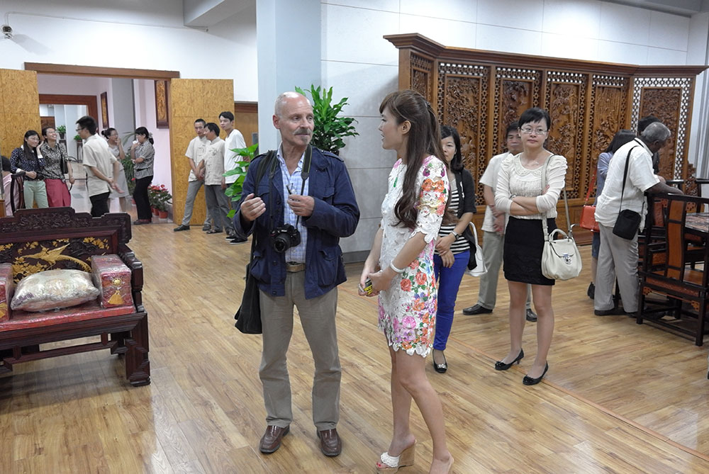 世界木雕之都考评组走进黄小明木雕