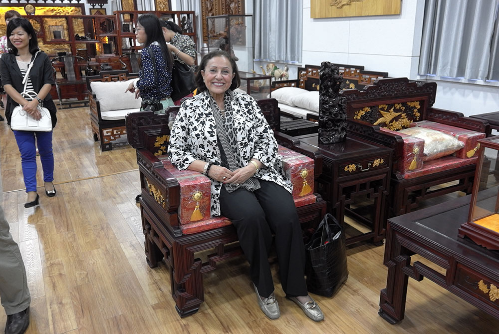 世界木雕之都考评组走进黄小明木雕