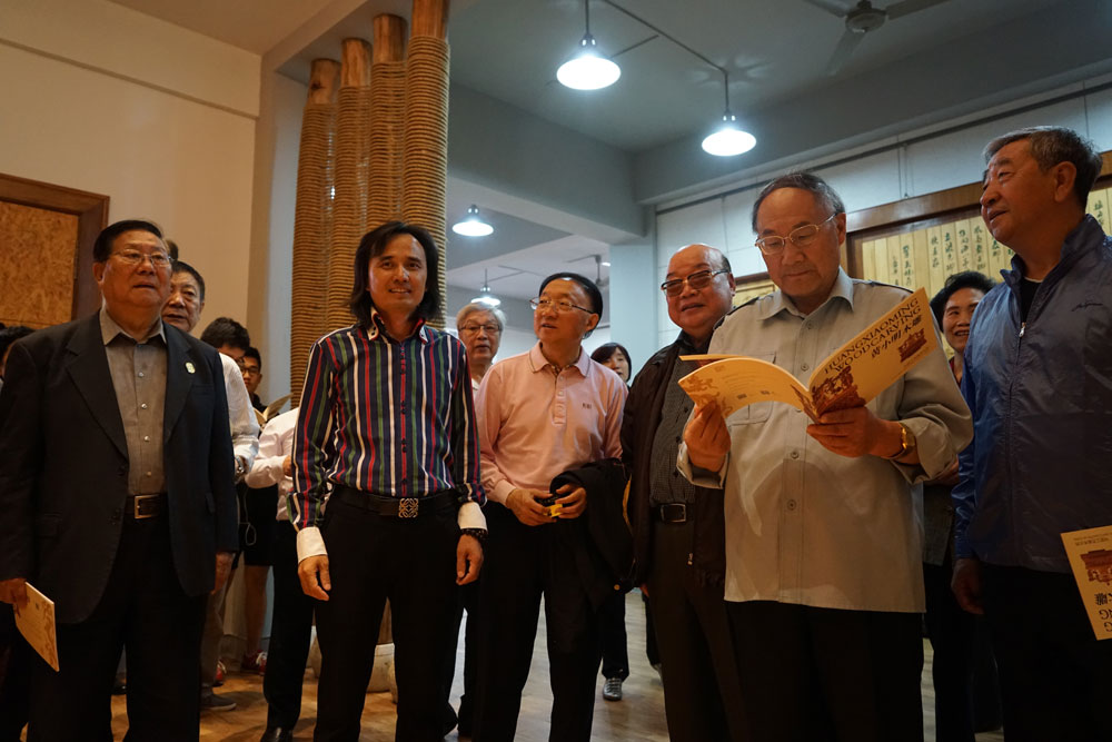 2014世界工艺文化节名誉理事长参观黄小明木雕艺术馆1