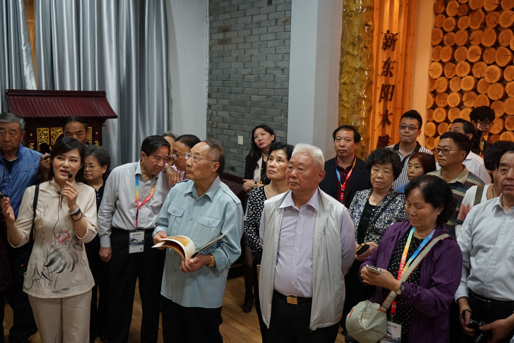 2014世界工艺文化节名誉理事长参观黄小明木雕艺术馆2