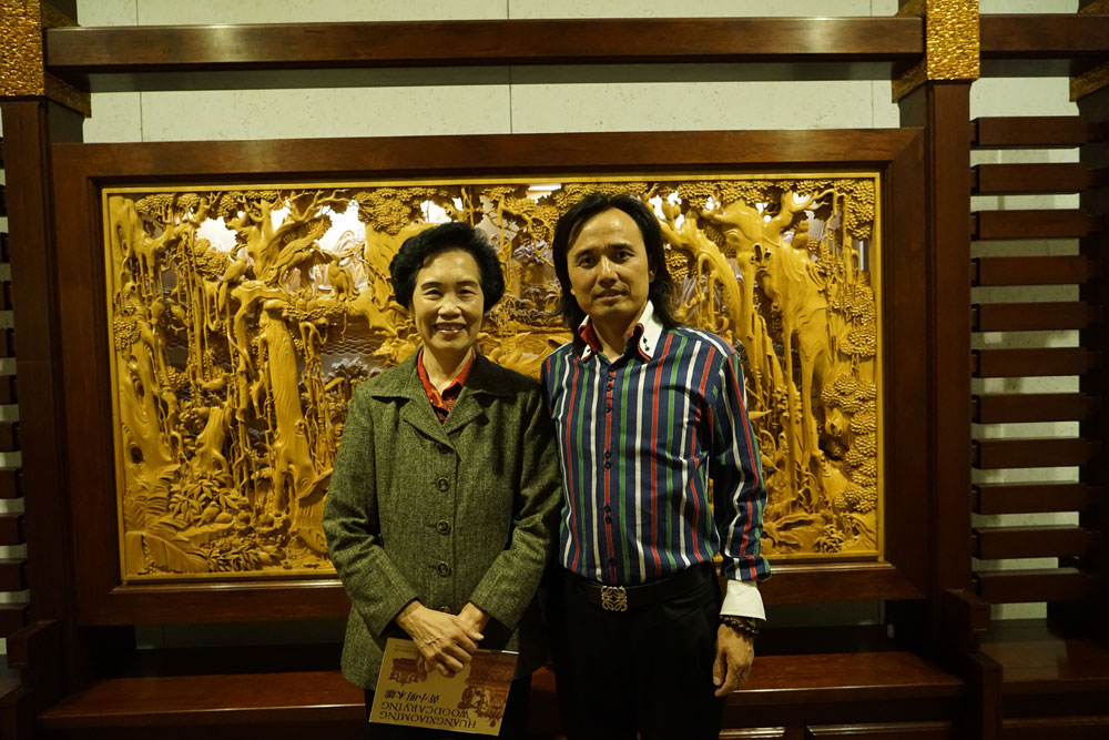 2014世界工艺文化节名誉理事长参观黄小明木雕艺术馆4