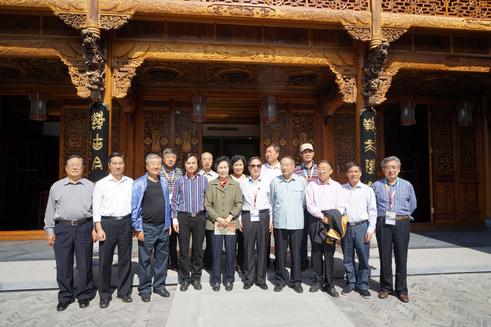 2014世界工艺文化节名誉理事长参观黄小明木雕艺术馆5