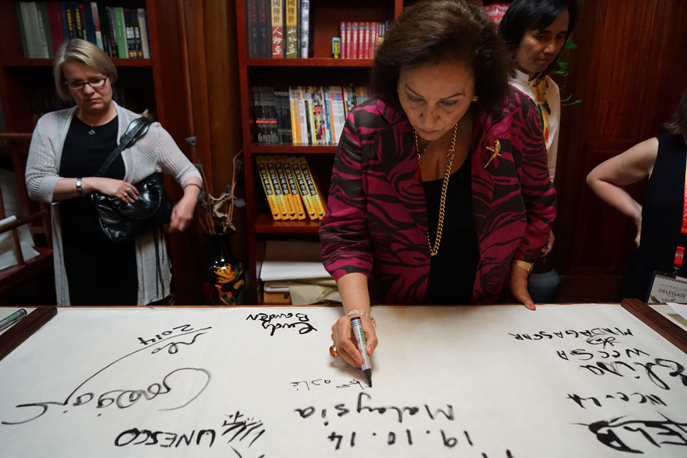 世界五大洲手工艺理事会主席团齐聚黄小明个木园11