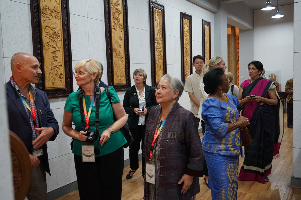 世界五大洲手工艺理事会主席团齐聚黄小明个木园16