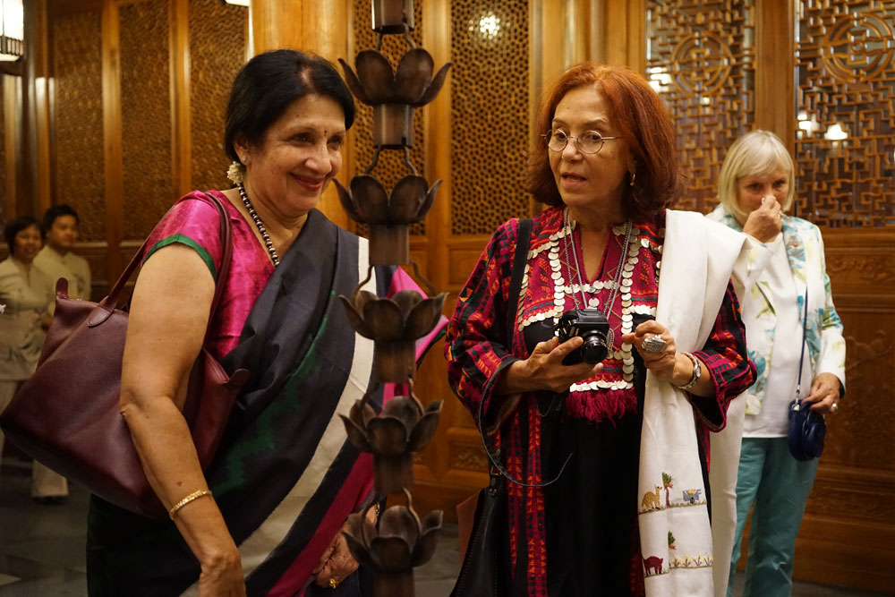 世界五大洲手工艺理事会主席团齐聚黄小明个木园3