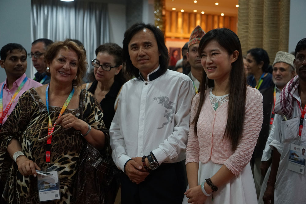 五大洲外宾参观访问黄小明木雕艺术馆1