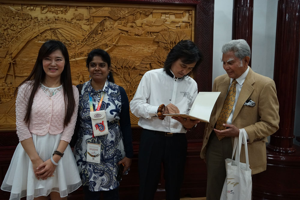 五大洲外宾参观访问黄小明木雕艺术馆10