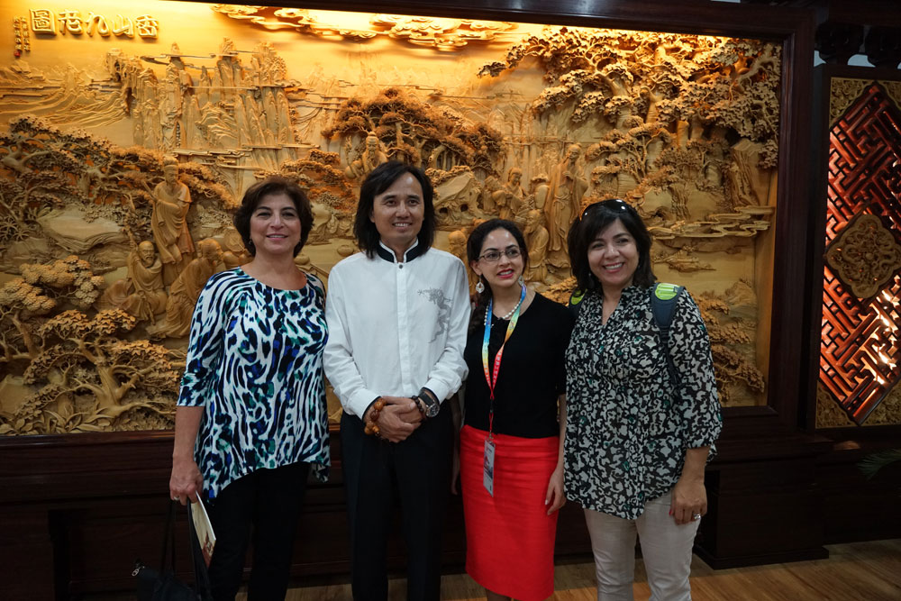 五大洲外宾参观访问黄小明木雕艺术馆11