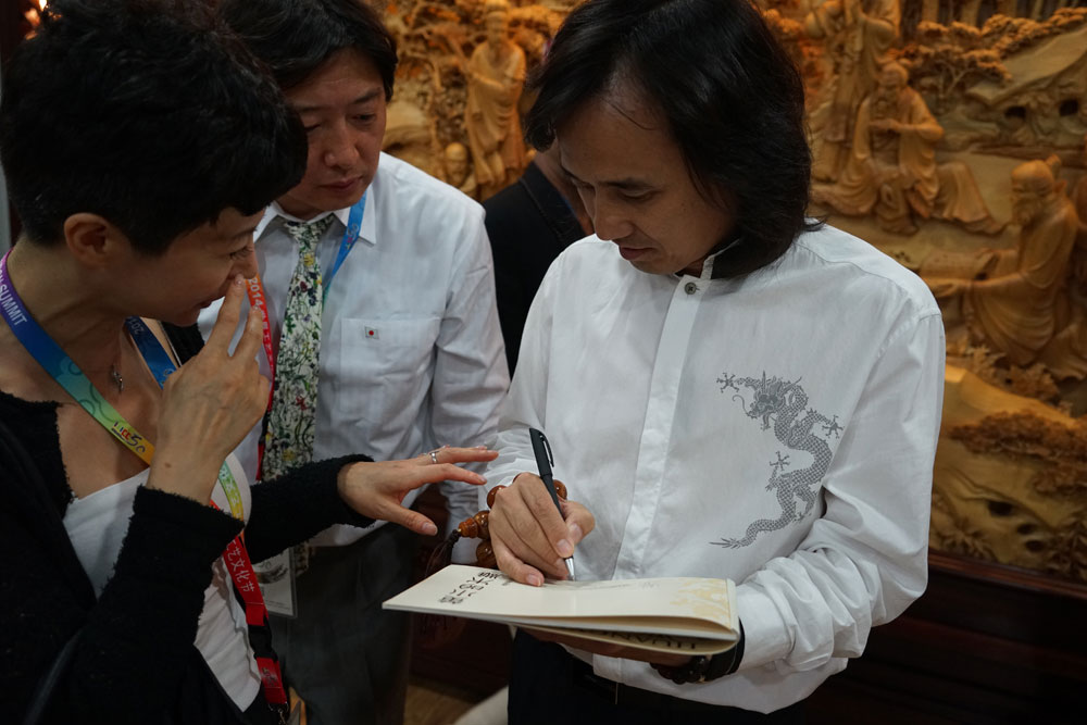 五大洲外宾参观访问黄小明木雕艺术馆12