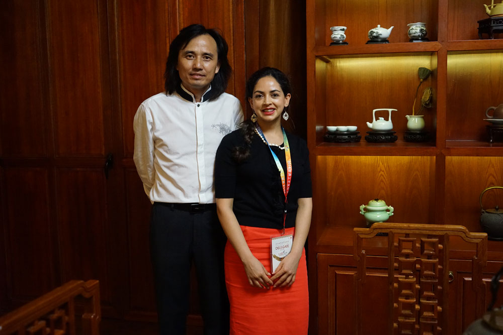 五大洲外宾参观访问黄小明木雕艺术馆14