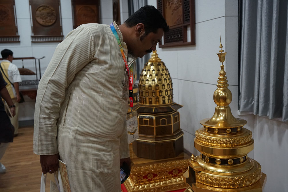 五大洲外宾参观访问黄小明木雕艺术馆2