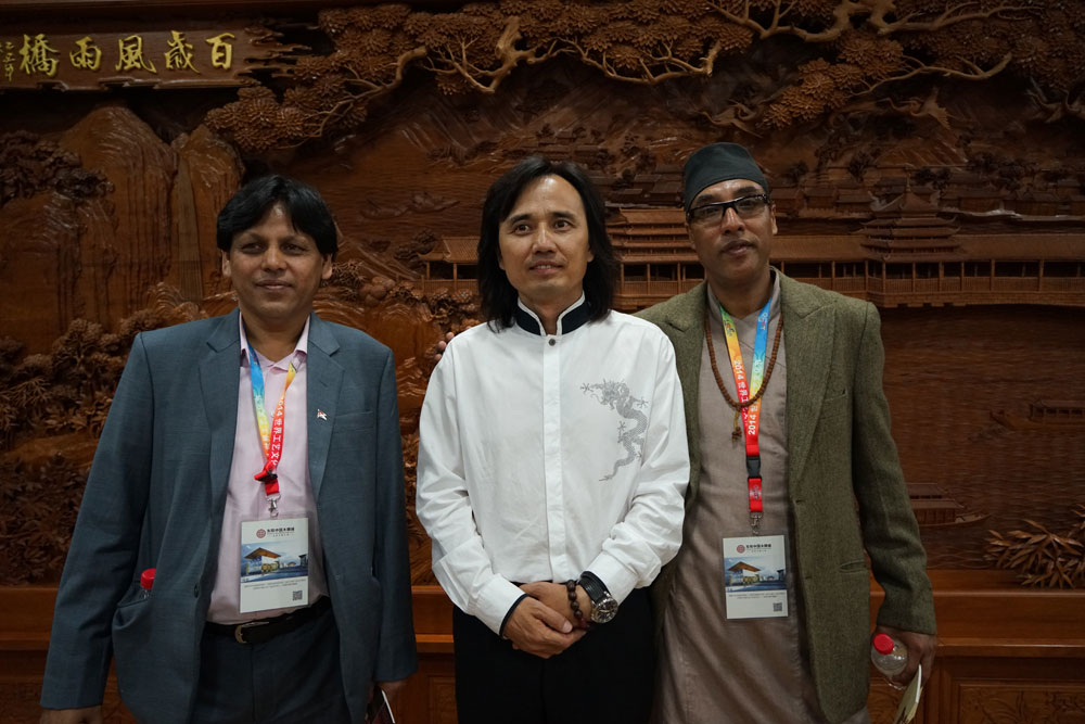 五大洲外宾参观访问黄小明木雕艺术馆3