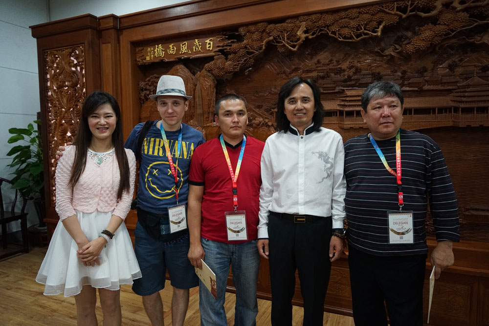 五大洲外宾参观访问黄小明木雕艺术馆4