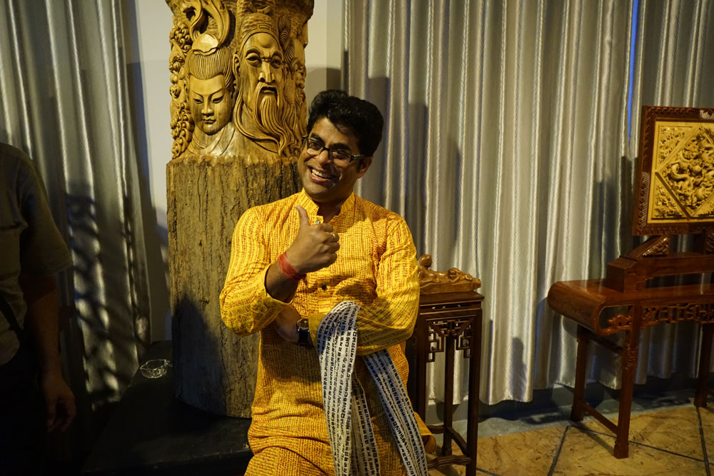 五大洲外宾参观访问黄小明木雕艺术馆5