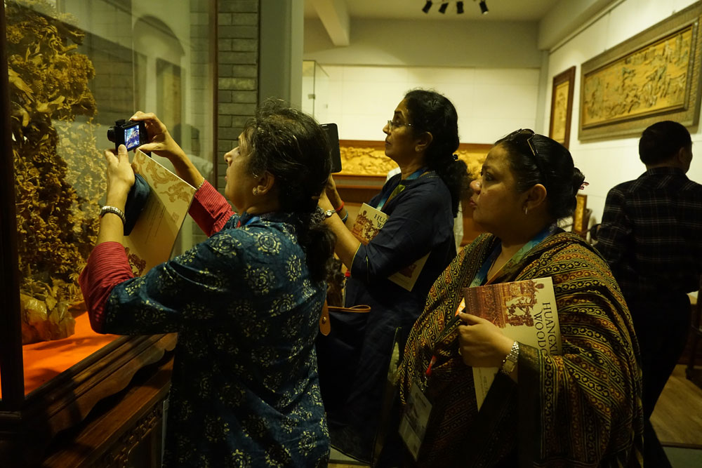 五大洲外宾参观访问黄小明木雕艺术馆6