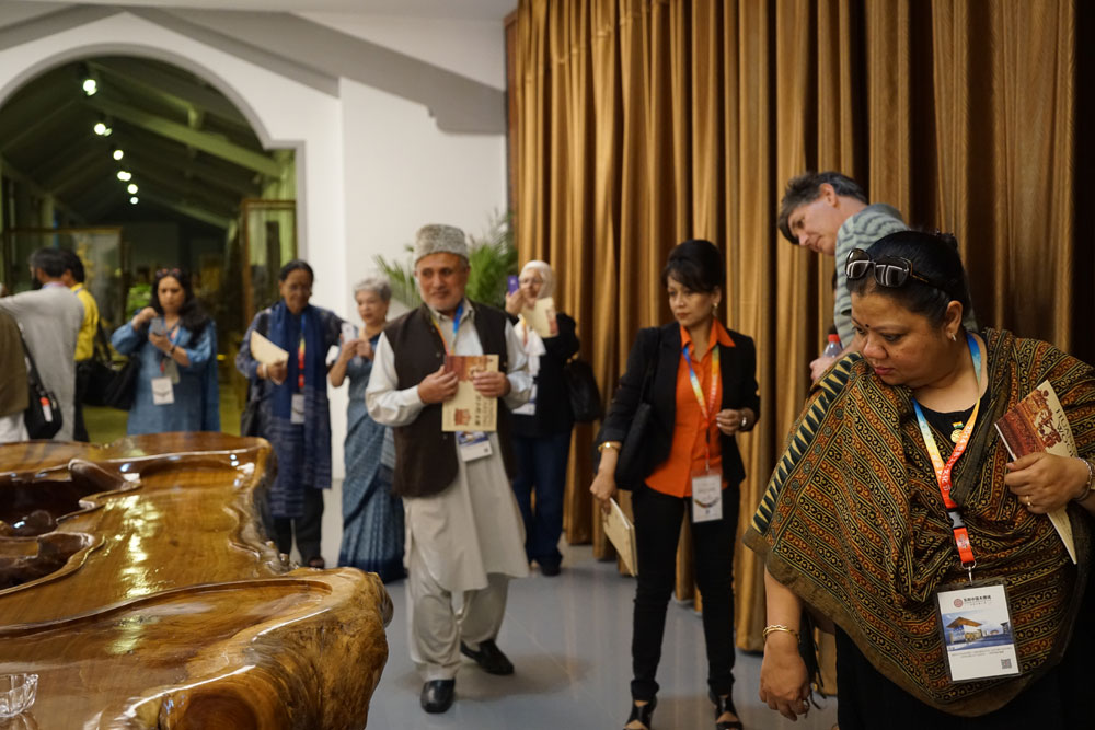 五大洲外宾参观访问黄小明木雕艺术馆7