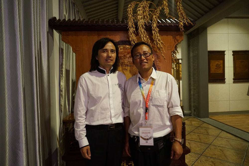 五大洲外宾参观访问黄小明木雕艺术馆8