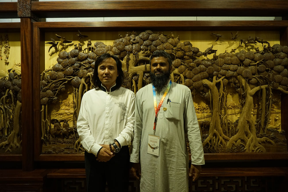 五大洲外宾参观访问黄小明木雕艺术馆9