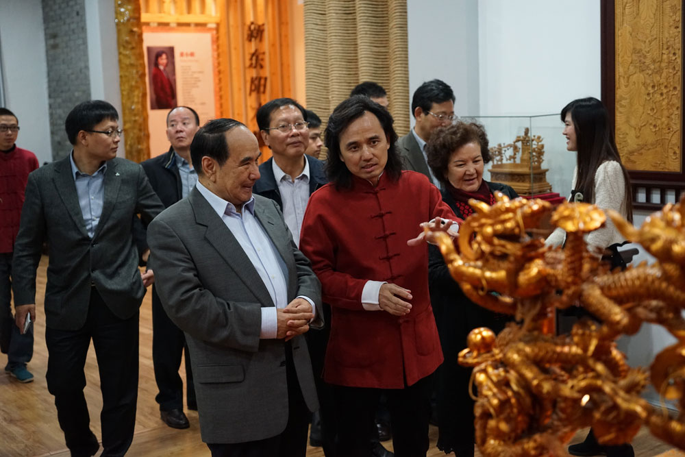 全国政协副主席阿不来提阿不都热西提莅临黄小明木雕艺术馆1