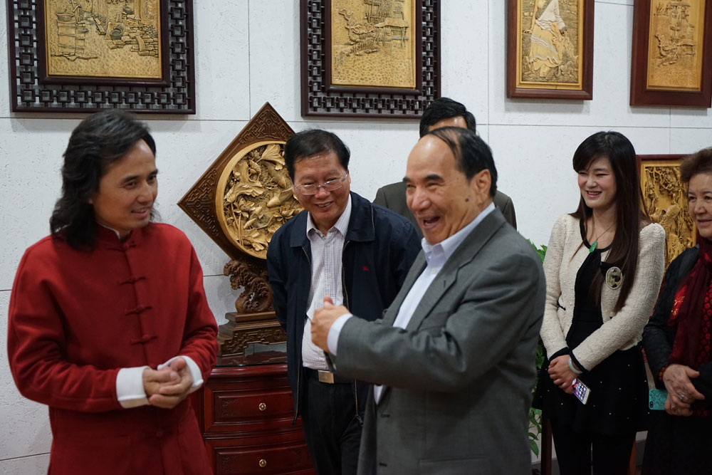 全国政协副主席阿不来提阿不都热西提莅临黄小明木雕艺术馆2