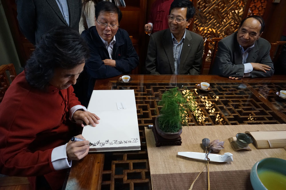 全国政协副主席阿不来提阿不都热西提莅临黄小明木雕艺术馆6