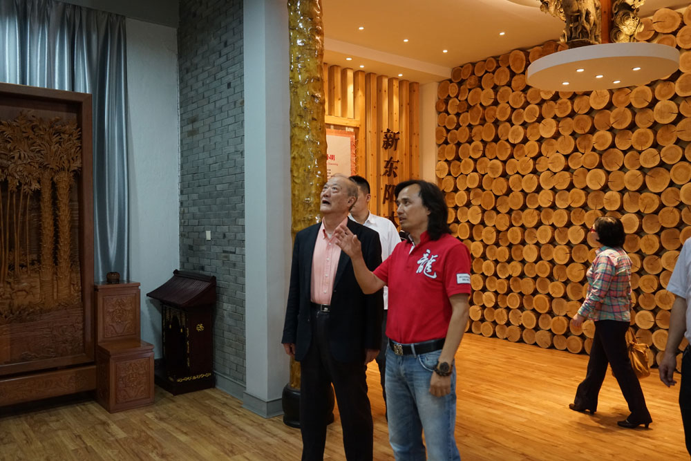 十一届全国政协副主席厉无畏先生走进黄小明木雕艺术馆1