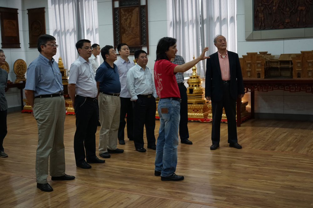 十一届全国政协副主席厉无畏先生走进黄小明木雕艺术馆2