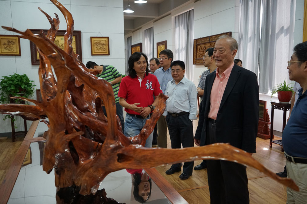 十一届全国政协副主席厉无畏先生走进黄小明木雕艺术馆3