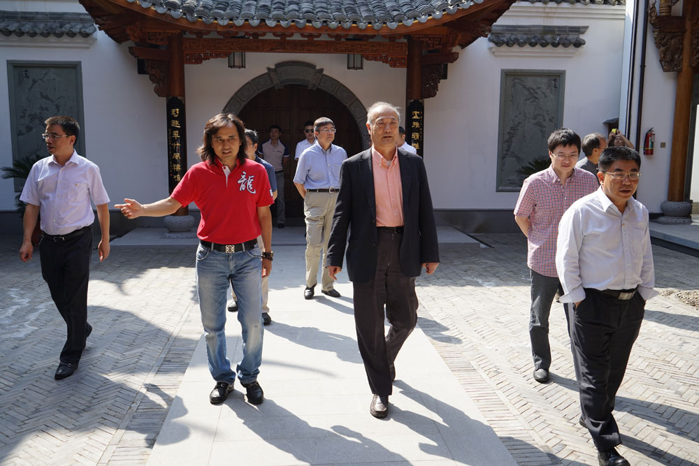 十一届全国政协副主席厉无畏先生走进黄小明木雕艺术馆5