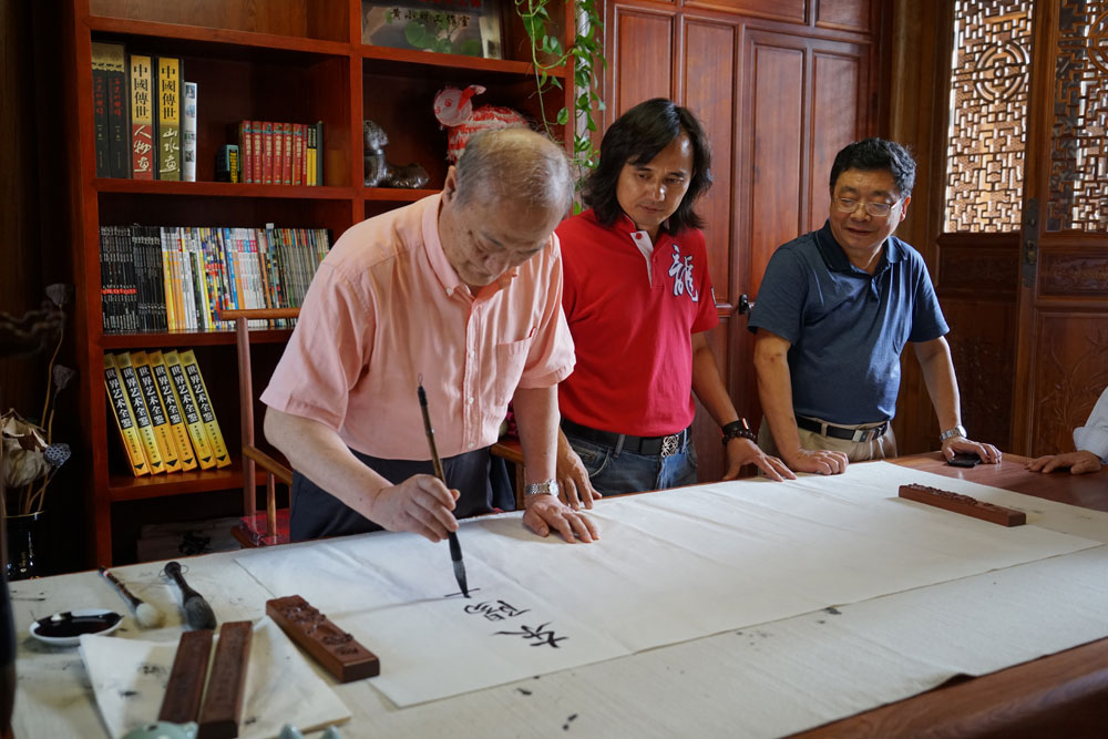 十一届全国政协副主席厉无畏先生走进黄小明木雕艺术馆6