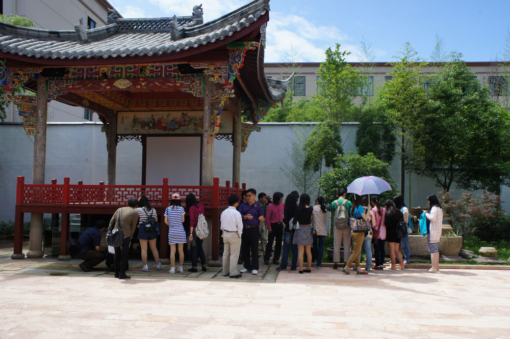 华东政法大学人文学院教授研究生走进浙江新东阳木雕有限公司10