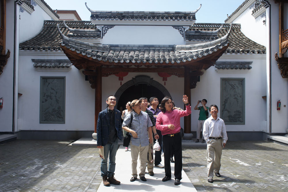 华东政法大学人文学院教授研究生走进浙江新东阳木雕有限公司11