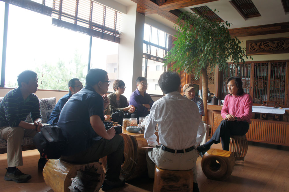 华东政法大学人文学院教授研究生走进浙江新东阳木雕有限公司3