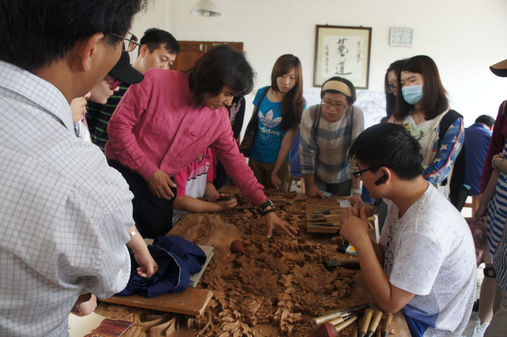 华东政法大学人文学院教授研究生走进浙江新东阳木雕有限公司4