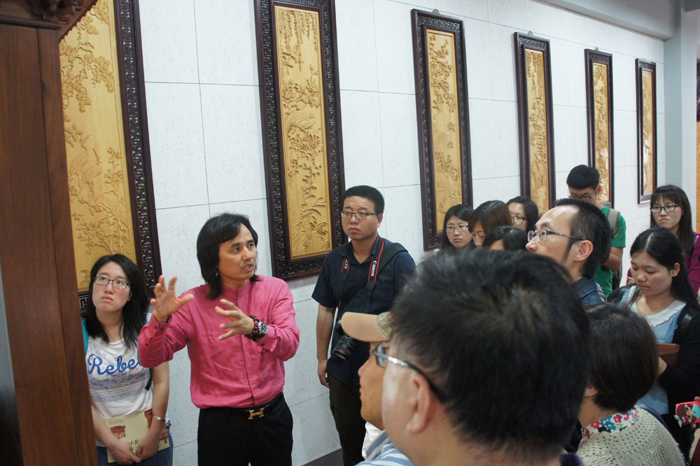 华东政法大学人文学院教授研究生走进浙江新东阳木雕有限公司7