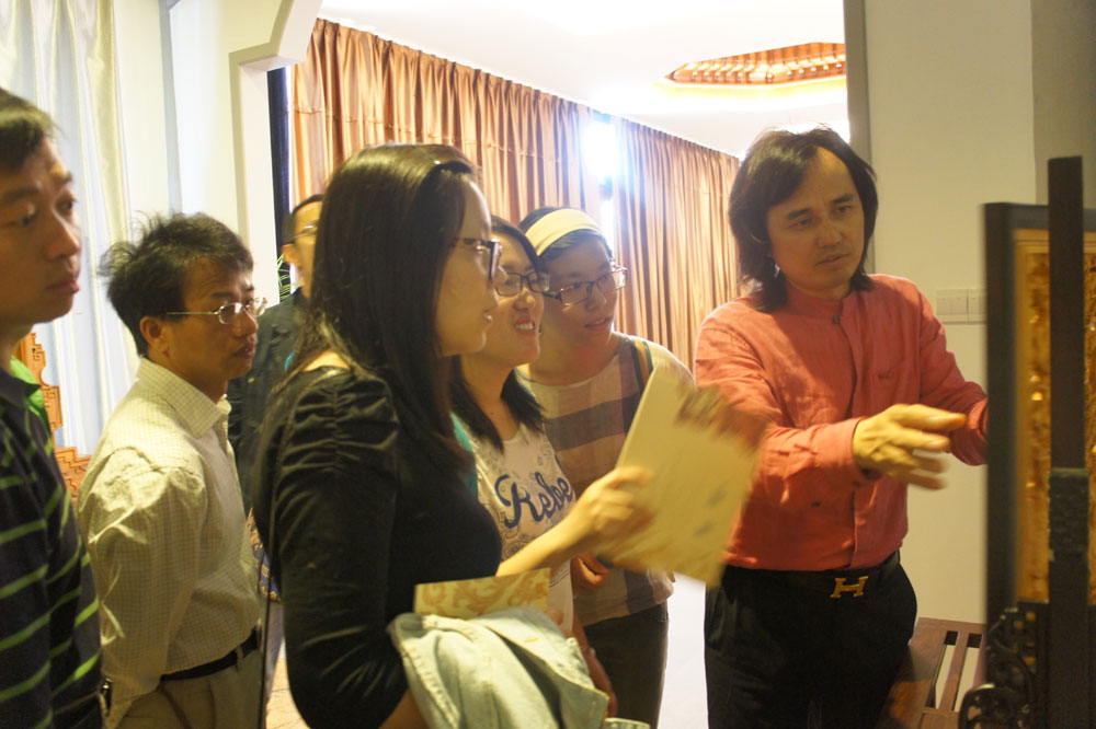 华东政法大学人文学院教授研究生走进浙江新东阳木雕有限公司9